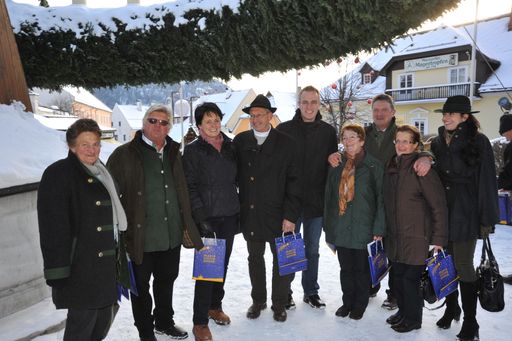 Vorschau Bild von Geselliges Zusammensein beim Adventausflug des Team Stronach
Steiermark: Landesobfrau Waltraud Dietrich (3. v. l.),
Landesgeschäftsführerin Christina Mandl (r.), Organisationsreferent
Christian Faul (3.v. r.) und Bezirksobmann Team Stronach
Obersteiermark Christoph Mosser (5. v. r).