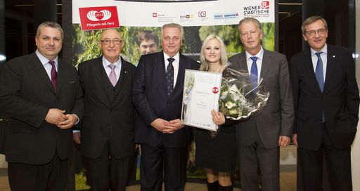  Bildunterschrift Foto Salzburg 1 (v.l.n.r.): Dr.
Peter Bosek, Privat- und Firmenkundenvorstand Erste Bank, Dr. Günter
Geyer, Präsident des Vereins 'PflegerIn mit Herz', Sozialminister
Rudolf Hundstorfer, Marina Auer, Pflegerin mit Herz aus Salzburg,
Wirtschaftsminister Dr. Reinhold Mitterlehner und Mag. Robert
Lasshofer, Generaldirektor Wiener Städtische Versicherung. (C)
Wiener Städtische/Chris Singer