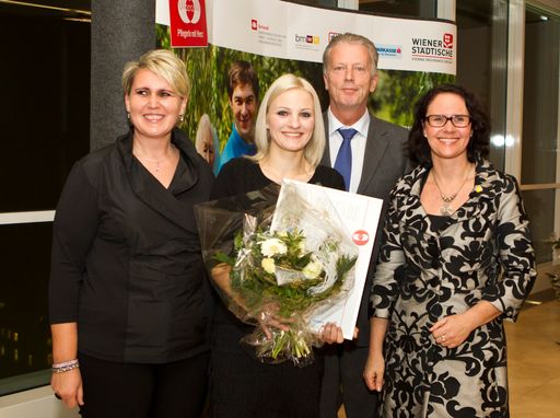 Vorschau Bild von Laudator Wirtschaftsminister Dr. Reinhold
Mitterlehner mit Marina Auer, Pflegerin mit Herz aus Salzburg (2.
von links), Mag. Daniela Gutschi, Geschäftsführerin Hilfswerk
Salzburg (rechts) und Nelly Schiefer, Hilfswerk Salzburg (links) (C)
Wiener Städtische/Chris Singer