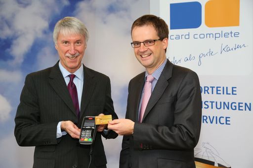 http://www.apa-fotoservice.at/galerie/3768 Im Bild
v.l.n.r.: Dr. Heimo Hackel (Vorstandsvorsitzender card complete
Service Bank AG), Mag. Harald Triplat (Vorstandsmitglied card
complete Service Bank AG)