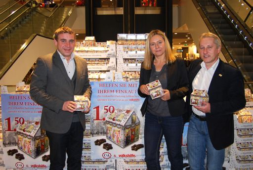 C&A unterstützt die Sozialprojekte der Volkshilfe
mit den Verkauf von Lebkuchenhäusern für den guten Zweck: (v.l.)
Josef Nagl (C&A), Sabina Vanek (C&A) und Erwin Berger (Volkshilfe
Österreich).