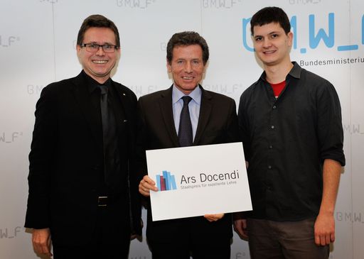  Wissenschafts- und Forschungsminister Dr. Karlheinz
Töchterle bei der heutigen Präsentation des Staatspreises "Ars
docendi" gemeinsam mit Vizerektor Dr. Martin Polaschek (Universität
Graz; Vorsitzender des Forums Lehre in der Universitätenkonferenz)
und ÖH-Vorsitzendem Martin Schott