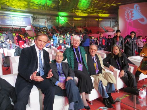 Personen von links nach rechts:Die 5 zukünftigen
Instruktoren: Magic Christian (Austria), Gerit Brenkman (Belgien),
Joan Caesar (Canada), Domenico Dante (FISM President, Italien) ,
Albert Tam (Hongkong)