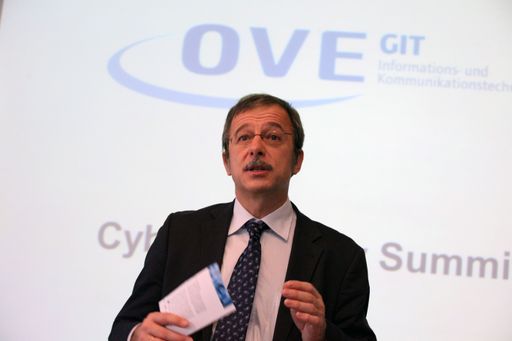 Helmut Leopold, Präsident der OVE-GIT und Head of
Safety and Security Department am AIT Austrian Institute of
Technology, forderte in seiner Einführung, den verantwortungsvollen
Umgang mit den neuen Medien in der Bildung der Jugendlichen zu
verankern.