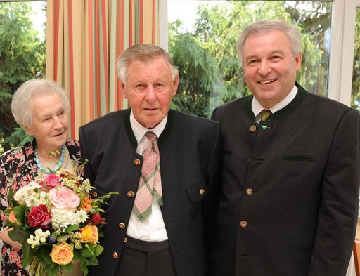 90 er LHaD Niederl im Jahr 2010 mit Gattin Hermine und LHStv
Schützenhöfer