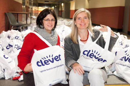 http://www.apa-fotoservice.at/galerie/3767/ Claudia
Dobias, Bezirksvorsteherin-Stellvertreterin Rudolfsheim-Fünfhaus,
und Tanja Dietrich-Hübner, Leiterin der Nachhaltigkeitsabteilung bei
REWE International AG, mit den gut gefüllten REWE Group Sackerln für
die Adresslosen.