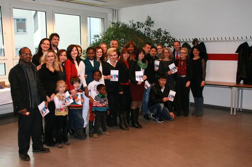 Die AbsolventInnen des Vorqualifizierungskurses des
Projektes "migrants care" mit VertreterInnen der
Bundesarbeitsgemeinschaft Freie Wohlfahrt und des
Staatssekretariates für Integration im Rahmen der
Zertifikatsverleihung.