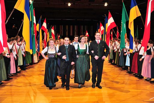 Stilgemäß eröffnet wird der Ball von den
Volkstanzgruppen der NÖ Landjugend