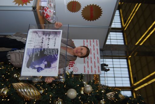 Barbara Stöckl mit ihrem Lieblingsbild von Franz
Graf bei der SchenkBAR der Volkshilfe im Westbahnhof.