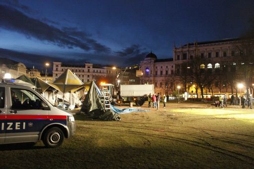 Um 4.30 wurde das Camp bedingungslos geräumt.