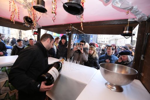 Vor der imposanten Kulisse des Stephansdoms und am
Graben im Herzen Wiens stimmten sich rund 200 Gäste heute, Montag,
bereits ab 11.00 Uhr bei einem Glas Hochriegl auf den Jahreswechsel
ein. Die Wiener Sektkellerei hatte zu einem Pre-Opening von
Österreichs größter Silvester-Party gebeten und an ihren beiden
Sektständen zu einem Glas des prickelnden Getränks eingeladen.
