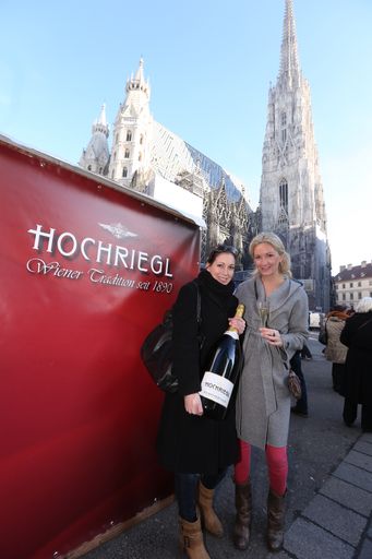 Vorschau Bild von Vor der imposanten Kulisse des Stephansdoms und am
Graben im Herzen Wiens stimmten sich rund 200 Gäste heute, Montag,
bereits ab 11.00 Uhr bei einem Glas Hochriegl auf den Jahreswechsel
ein. Die Wiener Sektkellerei hatte zu einem Pre-Opening von
Österreichs größter Silvester-Party gebeten und an ihren beiden
Sektständen zu einem Glas des prickelnden Getränks eingeladen.