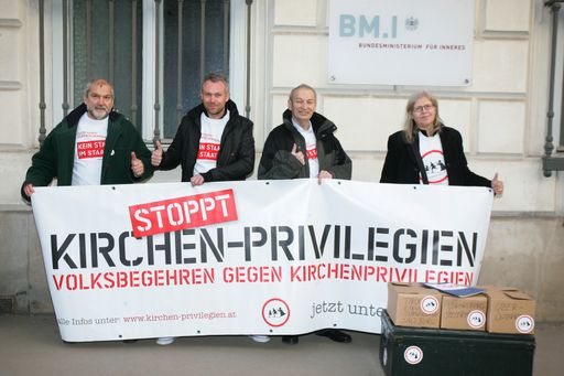 http://www.apa-fotoservice.at/galerie/3774 Im Bild
v.l.n.r.: Die Initiatoren des Volksbegehrens Sepp Rothwangl
(Forstwirt), Niko Alm (Unternehmer), Univ. Prof. Heinz Oberhummer
(Physiker und Wissenschaftskabarettist) und Monika Zacher
(Unternehmerin)