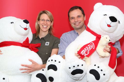 http://www.apa-fotoservice.at/galerie/3771 Im Bild
v.l.n.r.: Barbara Janker (WWF-Kampagnenleiterin), Philipp Bodzenta
(Director Public Affairs & Communications, Alpine & Hungary,
Coca-Cola)