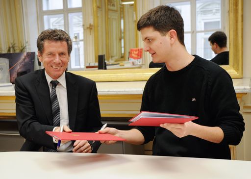  Minister Töchterle und ÖH-Vorsitzender Schott
unterzeichnen Vertrag - 40.000 Euro werden zusätzlich investiert