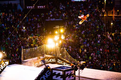Zwei Tage lang atemberaubende Vorführungen: In
Innsbruck geben sich beim Air & Style 2013 die weltbesten
Snowboarder die Ehre.