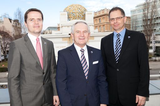  http://www.apa-fotoservice.at/galerie/3744/ Im Bild
v.l.n.r.: Bernhard Reikersdorfer (Geschäftsführer RE/MAX Austria),
Alois Reikersdorfer (Regionaldirektor RE/MAX Austria), Mag. Anton
Nenning (Managing Director RE/MAX Austria)