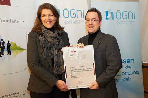  http://www.apa-fotoservice.at/galerie/3773 Im Bild
v.l.n.r.: Elisabeth Wenzl (Familie & Beruf Managment GmbH) und
Philipp Kaufmann (ÖGNI Gründungspräsident)