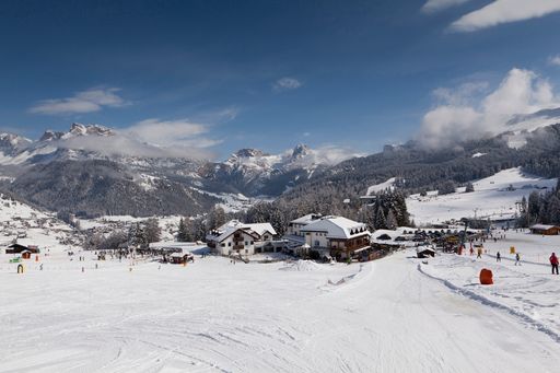  HOTEL CENDEVAVES in St. Christina/Gröden -
Direkt im Hochplateau mit Blick auf die umliegenden Bergmassive
liegt das familiengeführte 4-Sterne-Hotel auf 1600 Höhenmetern in
den Herzen der Dolomiten.