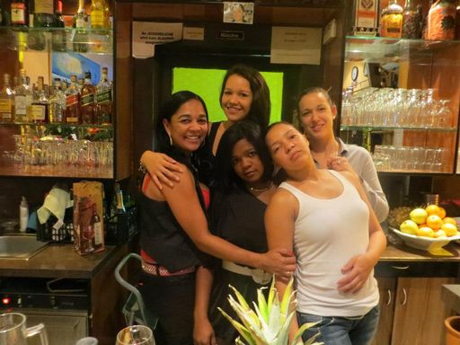  Carmen und ihr Team im Lokal "Santo - typisch
dominikanisch" in Wien