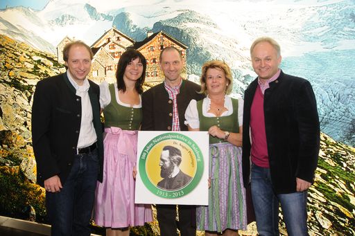  Nationalpark-Pressefrühstück anlässlich der
Ferienmesse Wien (v. l. n. r.): GF Mag. Roland Rauch (Mittersill
plus Tourismus), GF Ingrid Maier-Schöppl (Wildkogel-Arena
Neukirchen/Bramberg), Nationalpark-Direktor Dipl.-Ing. Wolfgang
Urban, MBA (Nationalpark Hohe Tauern Salzburg), GF Petra Lemberger
(Tourismusverband Krimml), GF Mag. Christian Wörister (Ferienregion
Nationalpark Hohe Tauern GmbH).