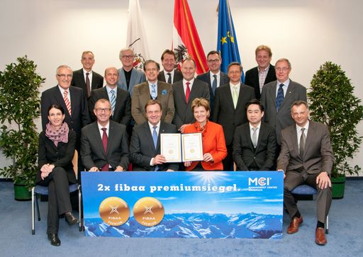 Große Freude am MCI über das FIBAA
Premiumsiegel: 1. Reihe von links: MCI-Programmdirektorin Mag.
Susanne E. Herzog, MCI-Rektor Dr. Andreas Altmann, Landeshauptmann
Günter Platter, Bürgermeisterin Mag. Christine Opitz-Plörer,
FIBAA-Geschäftsführer Daisuke Motoki, wissenschaftlicher Leiter
Univ.-Prof. Dr. Kurt Matzler 2. Reihe von links: Senator Dr. Werner
Plunger, Wirtschaftskammerdirektor Mag. Horst Wallner,
Wirtschaftskammerpräsident Dr. Jürgen Bodenseer,
MCI-Kollegiumsleiter Univ.-Prof. Dr. Franz Pegger,
Industriellenvereinigungs-Präsident Dr. Reinhard Schretter, KR
Wolfgang Eichinger 3. Reihe von links: Universitätsrektor
Univ.-Prof. Dr. Tilmann Märk, Senator Univ.-Prof. Dr. Manfried
Gantner, Senator Dr. Josef Hörnler,
Industriellenvereinigungs-Geschäftsführer AbgNR Mag. Josef
Lettenbichler, Arbeiterkammerpräsident Erwin Zangerl