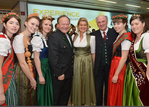Landeshauptmann Erwin Pröll mit
Bauernbunddirektorin Klaudia Tanner und Bauernbundobmann Hermann
Schultes, umringt von strahlenden NÖ Königinnen, derer sich
Niederösterreich rühmen kann.