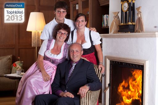  Die Hoteliers-Familie Klausner aus Hintertux im
Zillertal, im Bild Frieda, Stefan, Magdalena und Martin, freuen sich
über die Auszeichnung zum TopHotel 2013 von HolidayCheck.