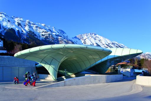 Innsbruck sollten Sie 2013 besuchen. Das
empfiehlt CNN.com seinen Lesern. Innsbruck sei eines der 10
Top-Reiseziele in Europa. Hier eine der futuristisch anmutenden
Seilbahnstationen von Zaha Hadid - Stadt und Berg ganz nah!