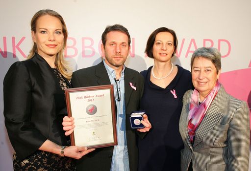 http://www.apa-fotoservice.at/galerie/3777 Elina
Garanca verleiht Pink Ribbon Award 2012. V.l.n.r.: Elina Garanca,
Pink Ribbon Award Träger Kuno F. und seine Frau Ingeborg, Margit
Fischer