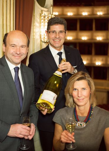 Der Direktor der Wiener Staatsoper Dominique Meyer,
Schlumberger-Vorstandsvorsitzender Eduard Kranebitter und die
Organisatorin des Opernballs Desirée Treichl-Stürgkh verkosten die
Cuvée in der Wiener Staatsoper
