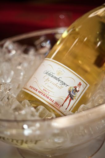 Vorschau Bild von Eine eigene Schlumberger Opernball Cuvée mit dem
aktuellen Opernball Plakatsujet unterstreicht die neue
Zusammenarbeit der traditionsreichsten Sektkellerei und dem Ball der
Bälle.