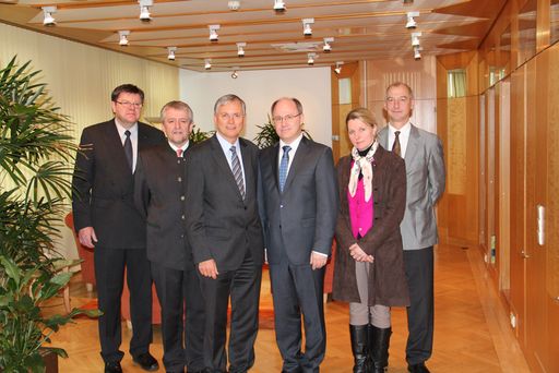 Im Bild v.l.n.r.: Mag. Franz-Josef Schantl, Mag.
Berthold Grassauer, BM Alois Stöger, Mag. Kurt Frühwirth, Mag. Eva
Müller, Mag. Dietmar Gerstner