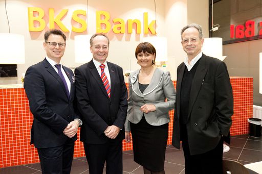 http://www.apa-fotoservice.at/galerie/3807
Begrüßten die rund 250 Gäste in der neuen BKS Bank Direktion Wien -
v.l.n.r. Direktor Thomas Litschauer, Direktor Gunnar Haberl,
Vorstandsdirektorin Herta Stockbauer, Richard Kriesche.