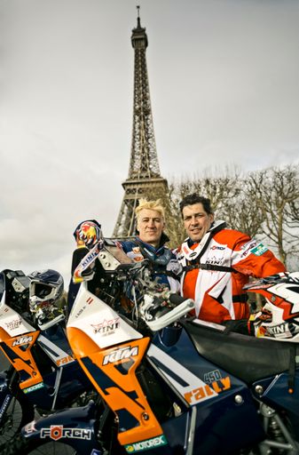 Tobias Moretti (l.) und sein Bruder Gregor Bloéb
beim Start des Africa Race in Paris