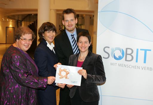 http://www.apa-fotoservice.at/galerie/3783/ Im Bild
v.l.n.r.: Inge Maier-Weißinger (GF der SobIT GmbH), Mag.a Christine
Lapp (Präsidentin der Wiener Sozialdienste), Mag. Alexander Urbanec
(GF der SobIT GmbH) und Mag.a Sonja Wehsely (Stadträtin für
Gesundheit und Soziales)