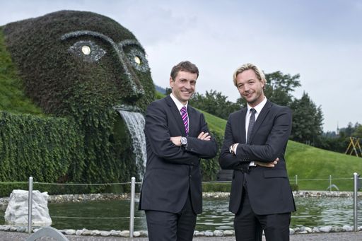 Markus Langes-Swarovski (Member Swarovski
Executive Board, re.) und Stefan Isser (Geschäftsführer der d.
swarovski tourism services gmbh) geben die Erweiterung der Swarovski
Kristallwelten bekannt. Seit 1995 besuchten mehr als 11 Millionen
Gäste den "Riesen" in Wattens/Tirol.