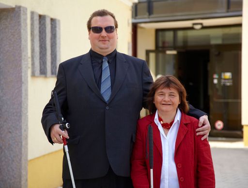 Das blinde Paar Dietmar Janoschek und Elfriede
Dallinger kämpft seit fast 3 Jahren darum, ein blindes Waisenkind
aus sehr armen Verhältnissen adoptieren und ihm Zukunft schenken zu
dürfen.
