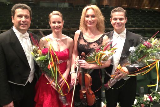  Im Bild: Chefdirigent Guido Mancusi (Volksoper),
die Sopranistin Mara Mastalir (Volksoper), Konzertmeisterin Tanja
Sallustio und Bariton Michael Havlicek beim Auftritt im Konserthuset
in Gävle (Schweden).
