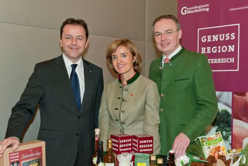 Landwirtschaftsminister DI Niki Berlakovich,
GRÖ-Obfrau Margareta Reichsthaler und Niederösterreichs
Agrarlandesrat Dr. Stephan Pernkopf bei der Bundestagung der GENUSS
REGION ÖSTERREICH im Schloss Weinzierl.