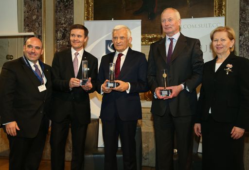  vlnr. David Ungar-Klein, Klaus Christandl
Generaldirektor Hotel Imperial Wien, EU Parlamentspräsident (bis
2012), MEP und Polens Premierminister a.D. Jerzy Buzek, S.D. Fürst
Hans Adam II von und zu Liechtenstein, Brigitte Jank, Präsidentin
der Wirtschaftskammer Wien bei der Verleihung der "Golden Arrows
2013"