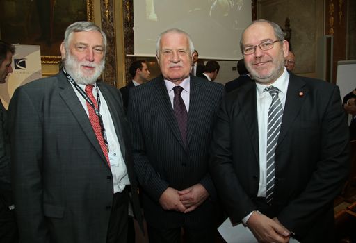 Vorschau Bild von Franz Fischler, Präsident des Europäischen Forum
Alpachs, Tschechiens Präsident Vaclav Klaus, Omar Al-Rawi, Mitglied
des Gemeinderats der Stadt Wien