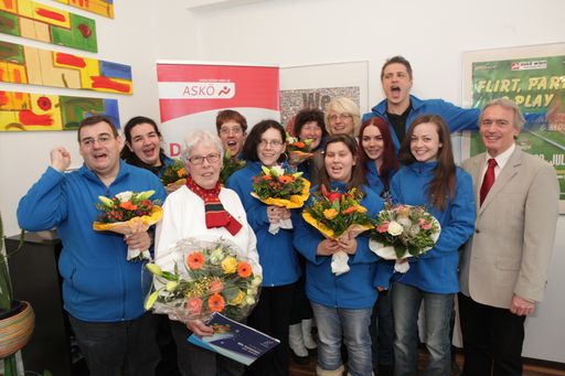  Das ASKÖ-Wien Team freut sich auf die
Weltwinterspiele in Südkorea und wird offiziell von Beate
Raabe-Schasching (ASKÖ-Wien Präsidentin)und Alfred Anderl (ASKÖ-Wien
Vizepräsident) verabschiedet.