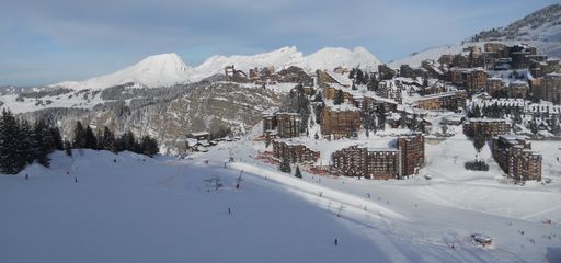 Avoriaz im Schigebiet Portes du Soleil über 600
Pistenkilometer: Die Teilnehmer der diesjährigen viertägigen con.os
Ski-Exkursion (15.-18.01.2013) sind von ihrer Besichtigungstour nach
Verbier (CH), Chamonix und Portes du Soleil (F) wieder mit
zahlreichen Eindrücken und Anregungen für ihre alltägige Arbeit als
Touristiker zurückgekehrt. Im Rahmen von Experteninterwies,
Besichtigungen und Angebotstestimonials vor Ort konnten sie sich ein
aktuelles Bild über die touristische Arbeit und künftigen
Ausrichtungsstrategien der Tourismus- und Bergbahn-Kollegen in
Frankreich bzw. der französischen Schweiz machen.