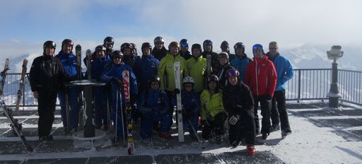 Vorschau Bild von Die Exkursionsteilnehmer in Verbier am 3330 m
hohen Mont Fort: Neben vielfältigen sachlichen Eindrücken zur
Positionierung, dem Marketing, der Angebotsentwicklung und dem
Qualitätsmanagement von Skigebieten bzw. Winter-Destinationen,
konnten die österreichischen Teilnehmer aber auch aus dem
Kollegengespräch während der Exkursion gegenseitig vielerlei Ideen,
Anregungen und Impulse für die tägliche Arbeit im eigenen Betrieb
gewinnen.