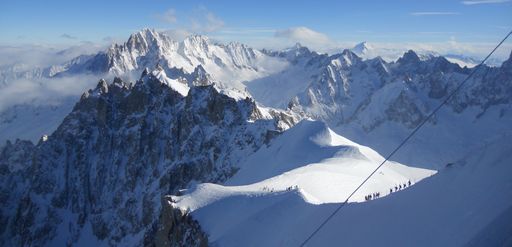 Vorschau Bild von Chamonix Einstieg zur Vallée Blanche 22 km
Tiefschneeabfahrt: Absoluter Höhepunkt der diesjährigen
"Fact-Finding-Tour" war für viele Teilnehmer jedoch eine
unvergessliche Freeride-Tour von Europas zweithöchster
Seilbahnstation, dem Aiguille du Midi (3843 Meter), auf der längsten
Skiroute der Alpen - der Valleés Blanche mit 22 Kilometer - hinunter
nach Chamonix.