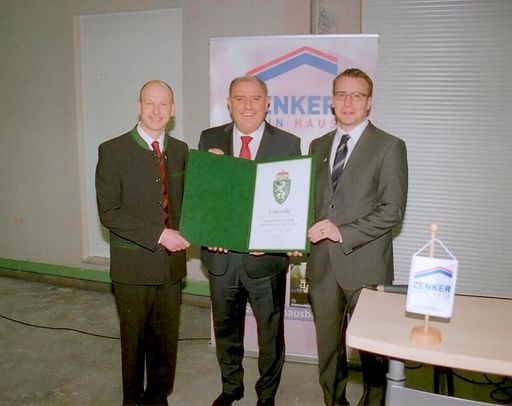  Am 23. Jänner 2013 erfolgte am Firmensitz des
steirischen Unternehmens Zenker Hausbau GmbH die feierliche
Verleihung des Steirischen Landeswappens durch Landesrat Siegfried
Schrittwieser.