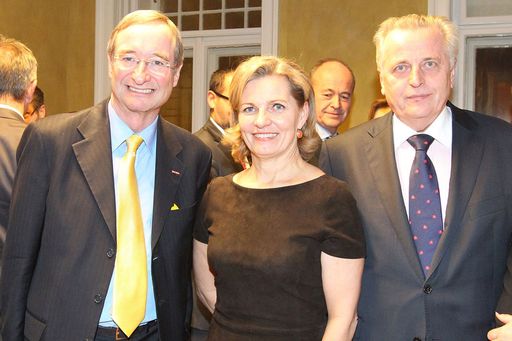 Vorschau Bild von Im Bild v.l.n.r.: Dr. Christoph Leitl, Mag. Dr.
Ulrike Mursch-Edlmayr, Rudolf Hundstorfer