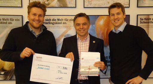  11. Jänner 2013, Spendenübergabe an Herrn Dr. Riedl
von DEBRA Schmetterlingskinder mit den Geschäftsführern Markus
Holzer und René Seedorff