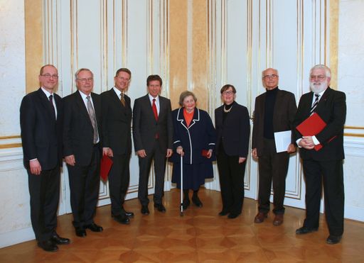 Wissenschafts- und Forschungsminister Töchterle überreichte hohe
staatliche Auszeichnungen an sechs Persönlichkeiten für ihre
Verdienste um die Republik Österreich